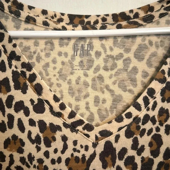 Gap Leopardd Tee Size Medium - Picture 2 of 2